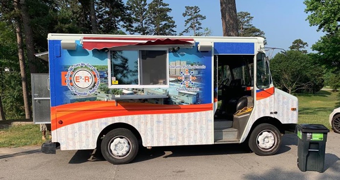 Compran food truck para regalar comida a alumnos durante el verano