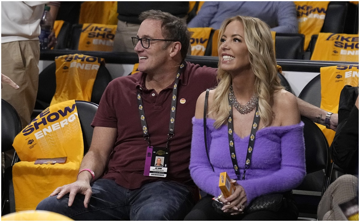 Presidenta de los Lakers confiesa que un dueño de la NBA la 'manoseó'