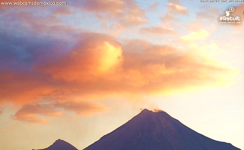 Volcán de Colima emite fumarola de 1.5 km con ceniza