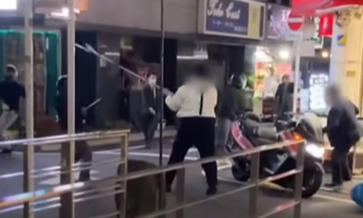 VIDEO: Empleado de joyería en Japón ahuyenta a ladrones con arma samurái