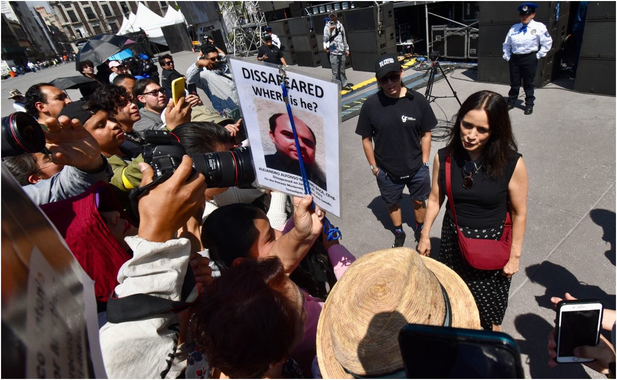 Previo a concierto en el Zócalo, Julieta Venegas se reúne con familiares de desaparecidos 