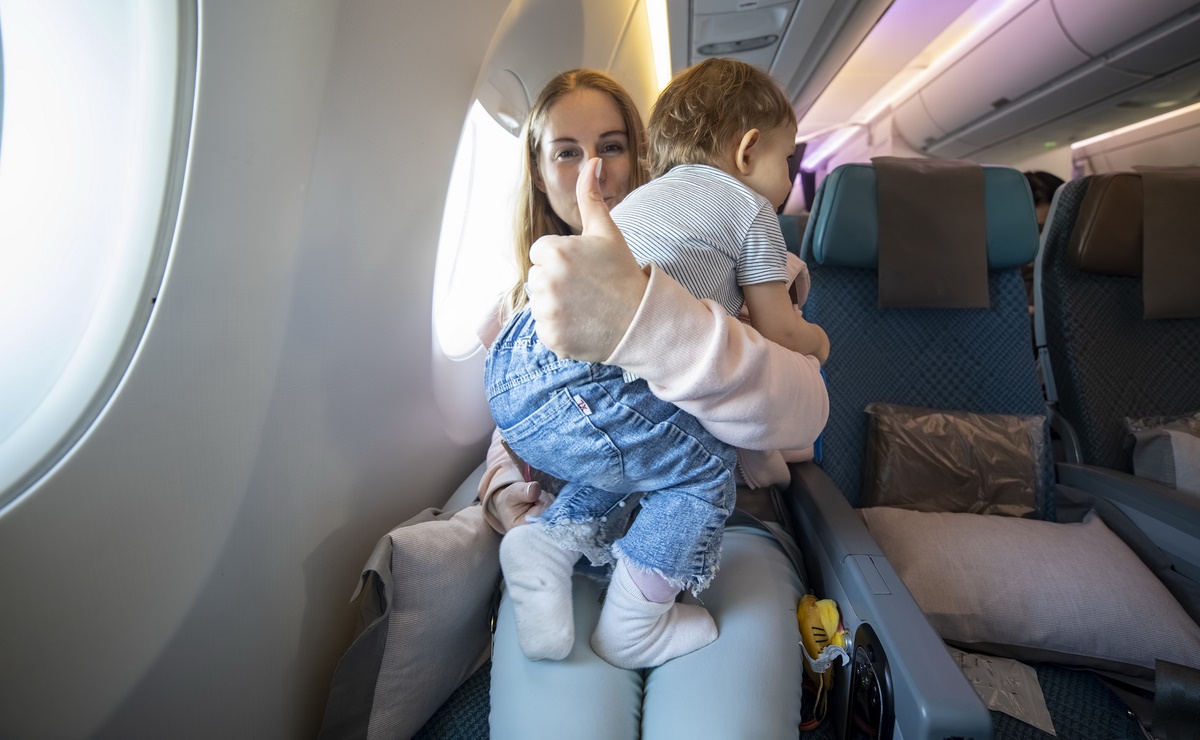 ¿Cómo prevenir las crisis nerviosas y llanto de los niños en un vuelo? Esto dice un asistente