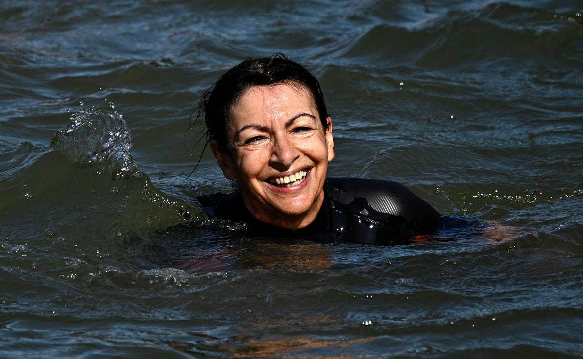 Alcaldesa de París se mete a nadar en el Sena para demostrar que el agua es segura, previo a los Juegos Olímpicos