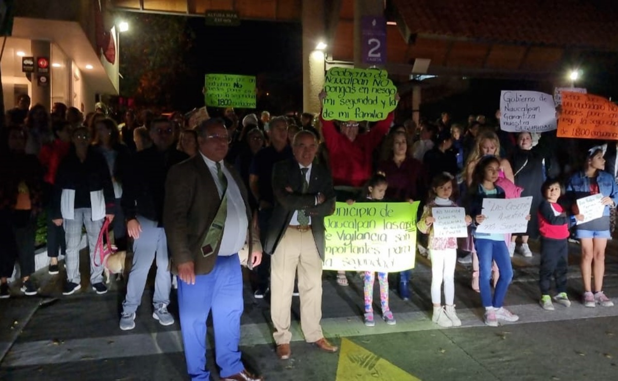 Con protesta nocturna, vecinos de Lomas Verdes defienden caseta de seguridad