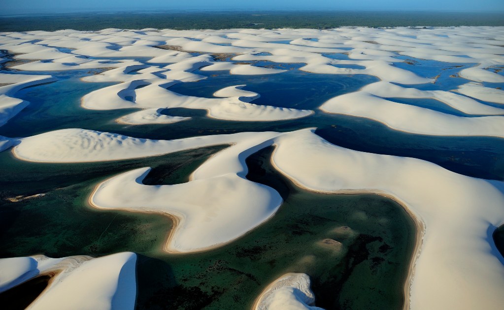 Lagunas cristalinas en medio de dunas gigantes