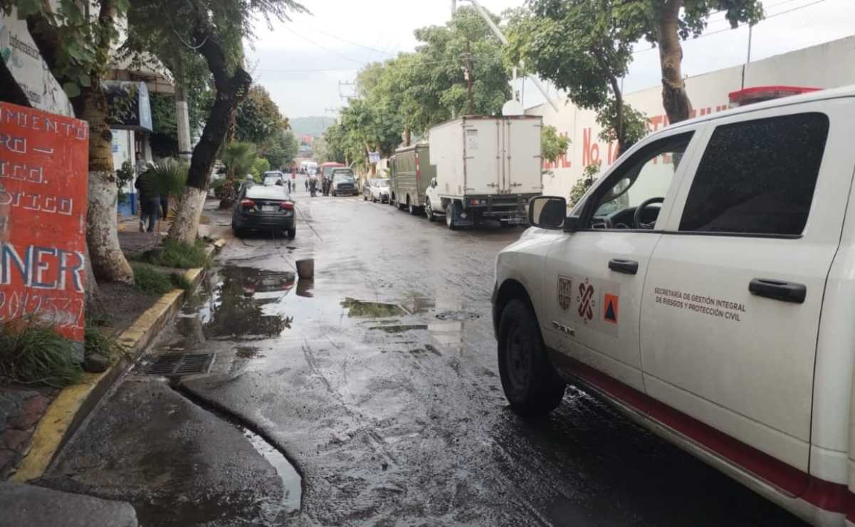 Lluvia deja inundaciones en Tláhuac y un árbol caído en Azcapotzalco