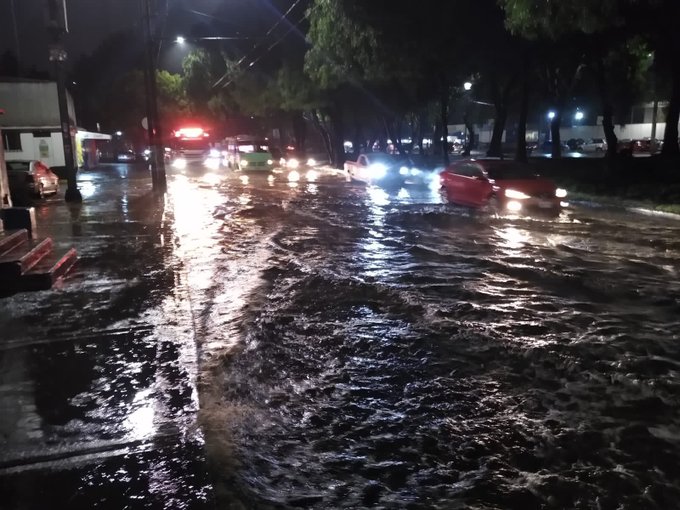 Muere hombre arrastrado por la corriente tras lluvias en Nuevo Léon