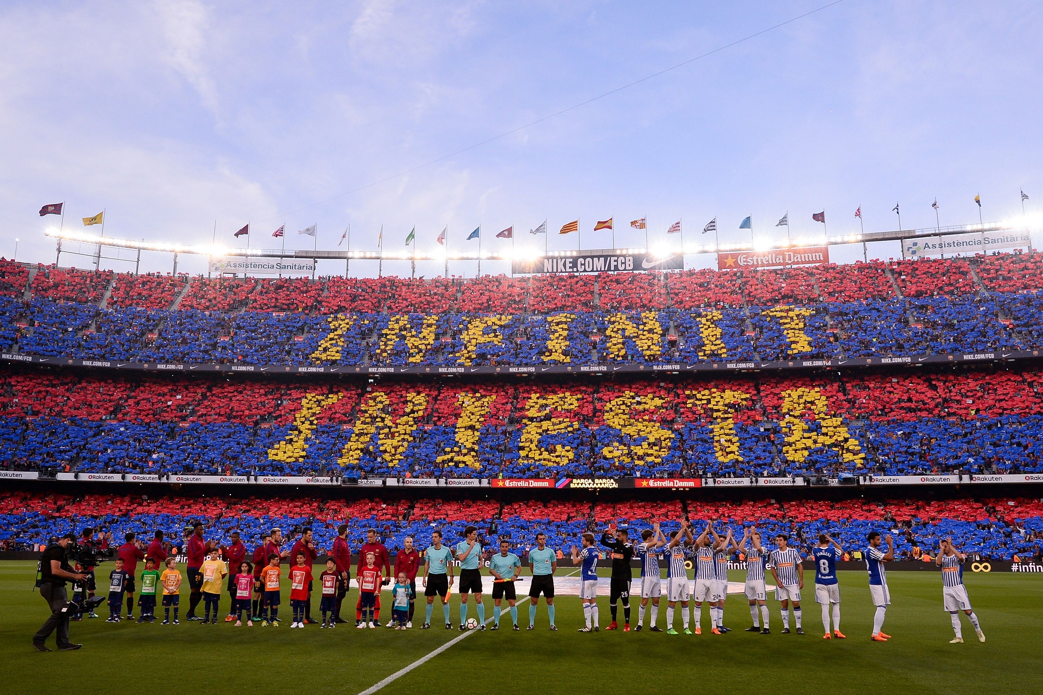 Iniesta deja su última clase magistral en el Camp Nou