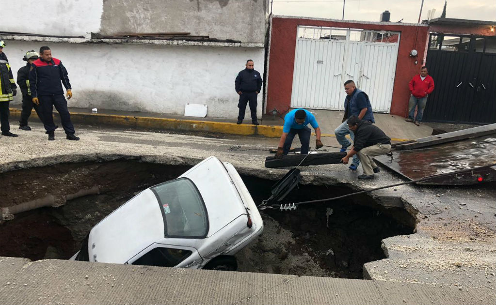 Caen dos vehículos a socavón en Ecatepec; hay dos lesionados 