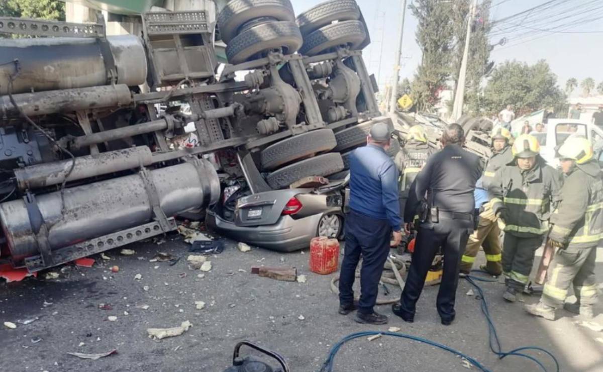 Tráiler cae de puente vehicular y aplasta 3 autos en carretera Cuautitlán-Tlalnepantla; hay 4 lesionados