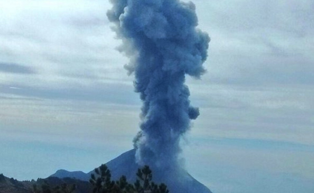 Volcán de Colima emite exhalación de mil 600 metros