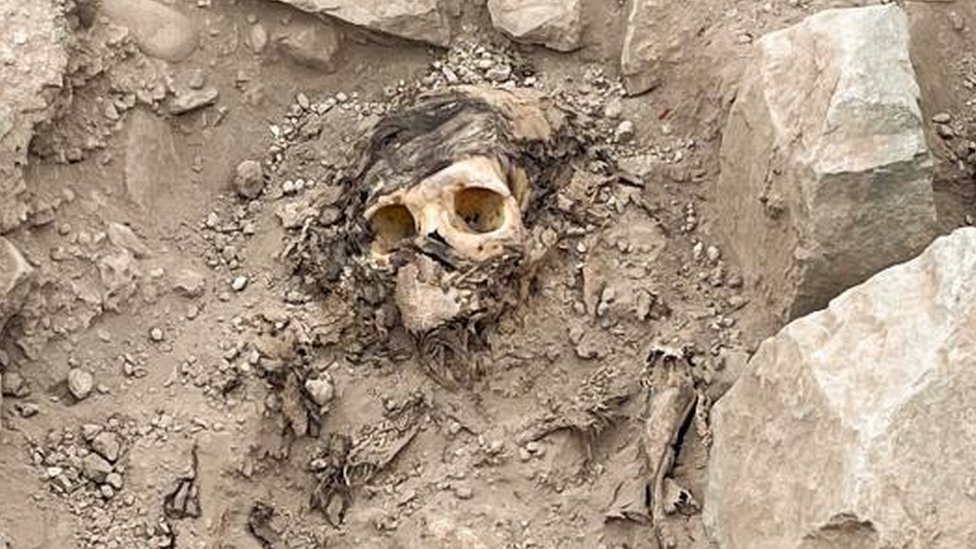Hallan momia de 3 mil años en medio de un monumental basurero en Perú