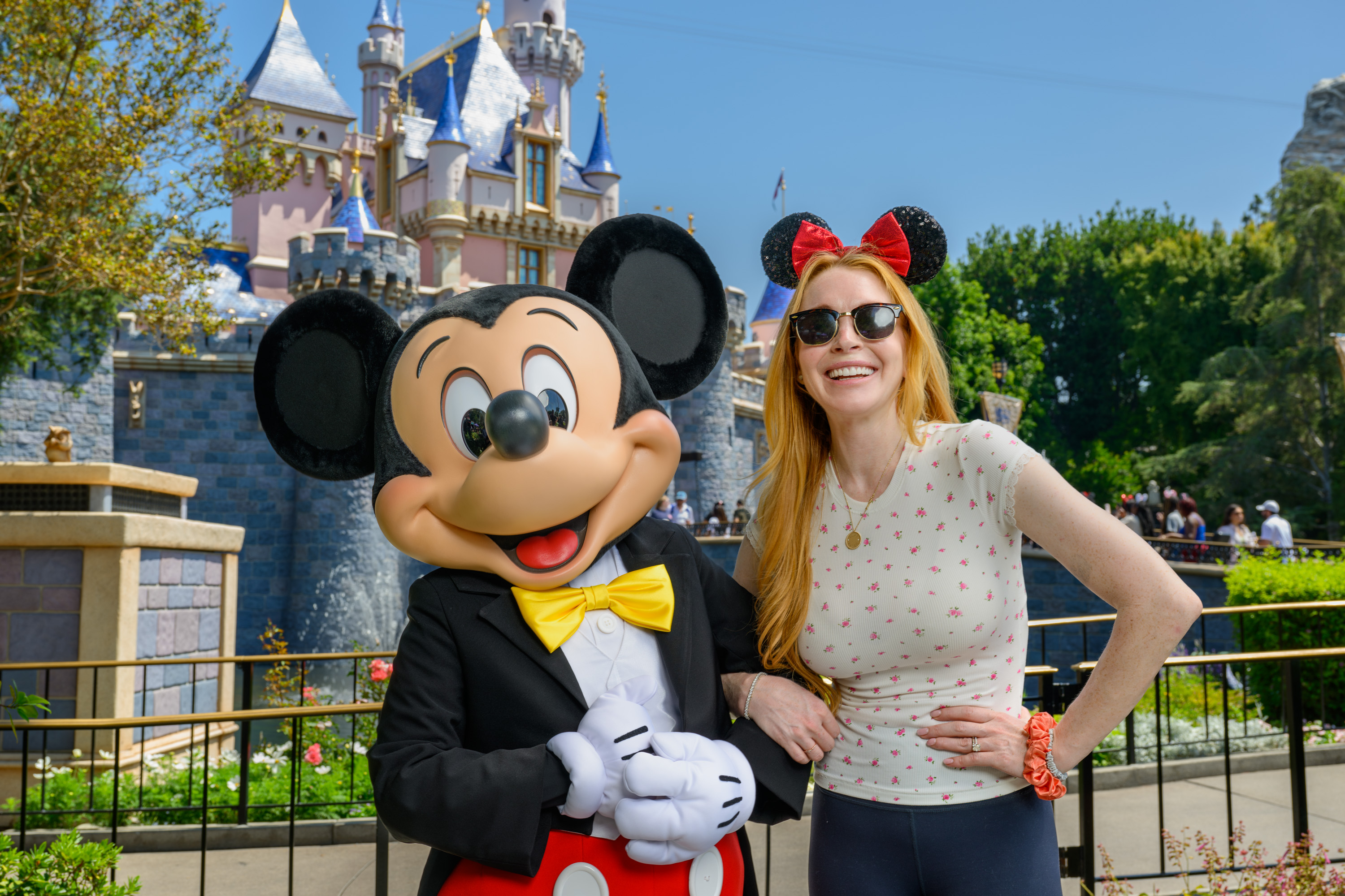 ¡Regresó la chica Disney! Lindsay Lohan visita Disneyland Resort en California