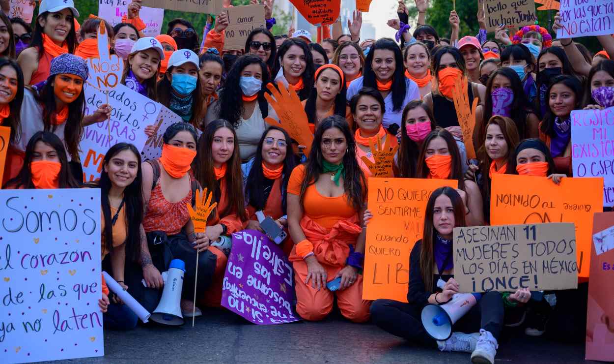 Alessandra Rojo de la Vega levanta la voz por las mujeres en Marcha 25N 