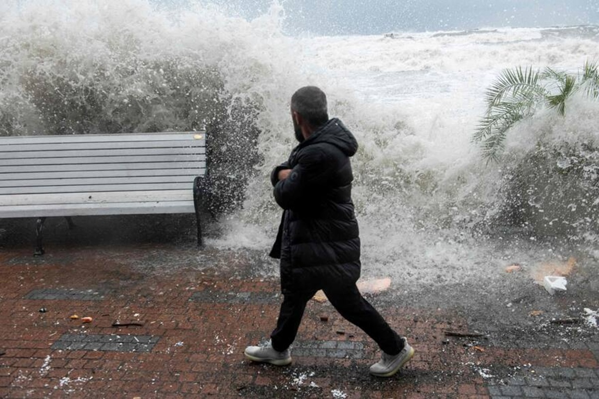VIDEO Con olas gigantescas, mega tormenta afecta a Rusia y Ucrania; hay cuatro muertos