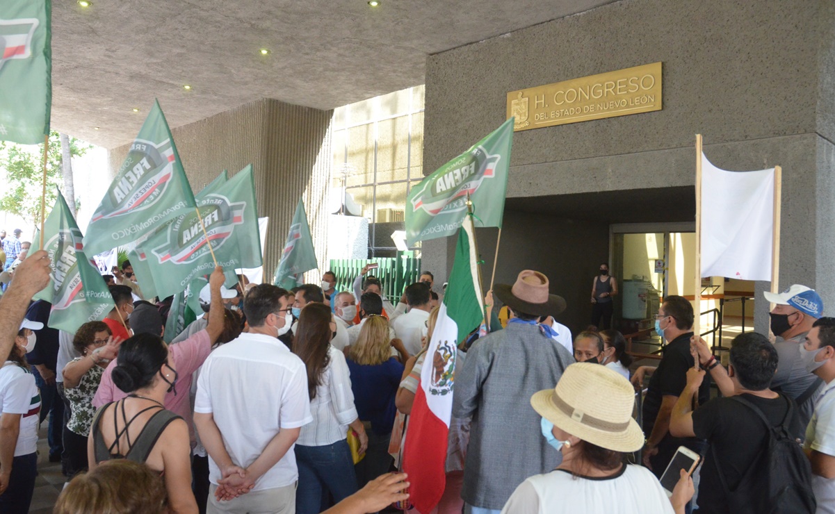 Frenna protesta contra bancadas del PAN y el PRI en defensa de Samuel García