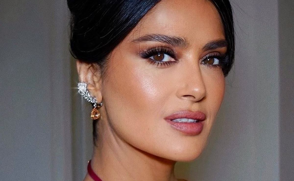 Salma Hayek muestra cómo llevar un top de crochet en clave elegante