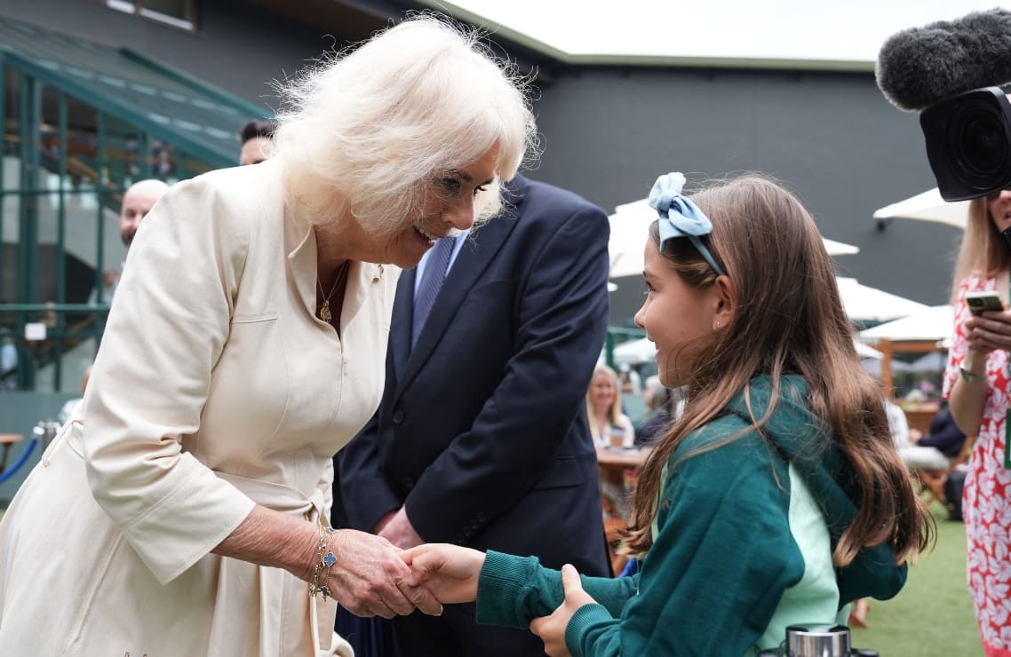 La reina Camila y su encuentro con la hija del tenista Santiago González