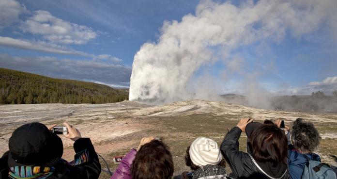 Hombre sufre graves quemaduras al caer en géiser de Yellowstone