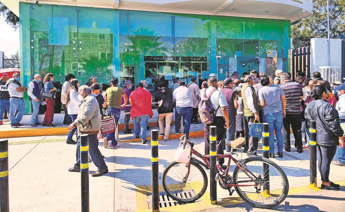 En periodo electoral, AMLO manda poner techos y sillas en Bancos del Bienestar para proteger de lluvia y sol