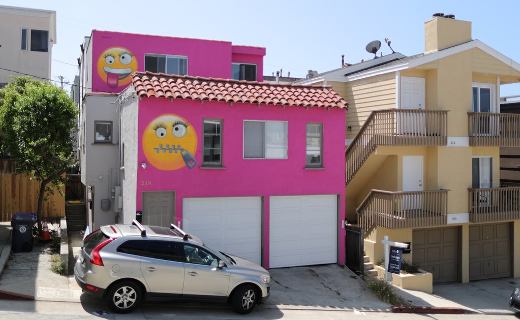 Casa rosada con emojis causa disputa en vecindario de Los Ángeles 
