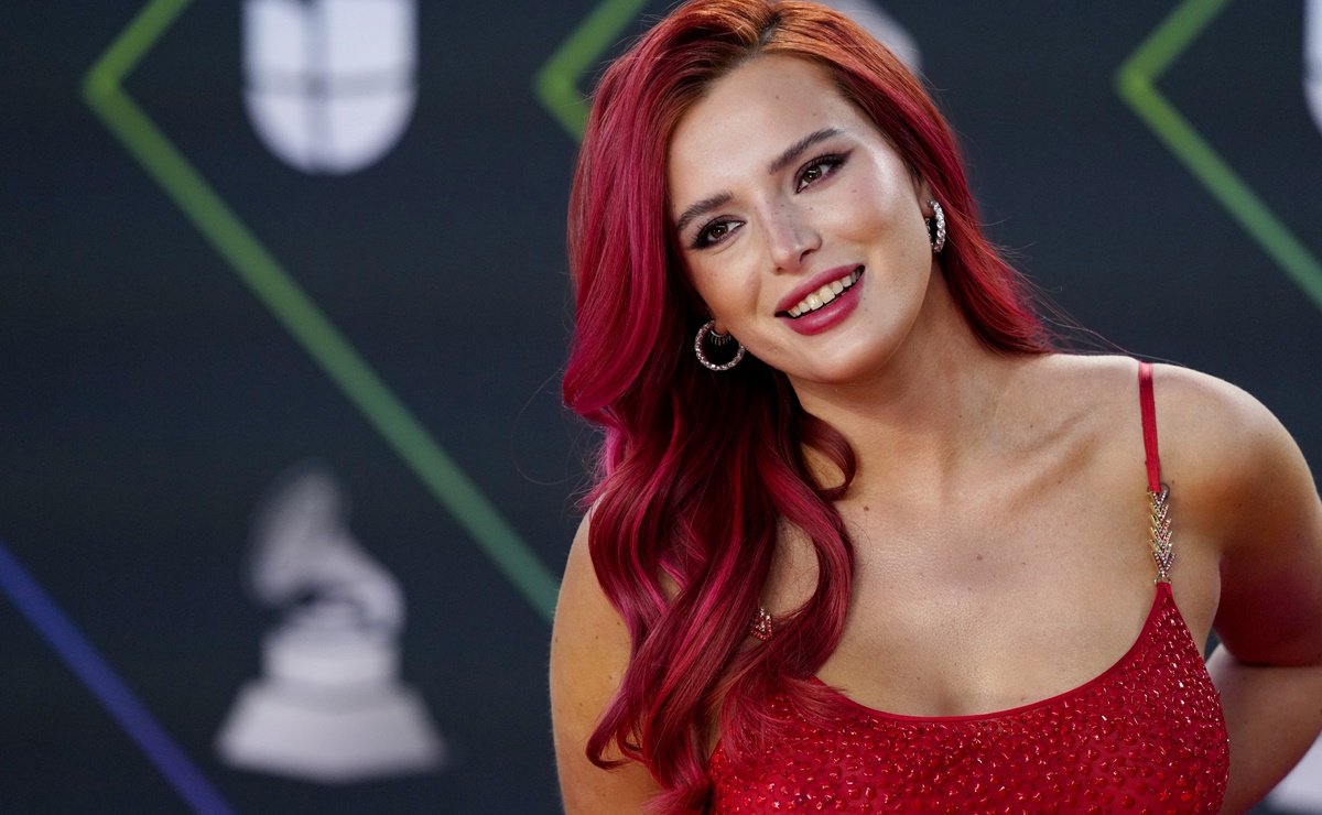 Bella Thorne arrasa con minivestido rojo en los Latin Grammy