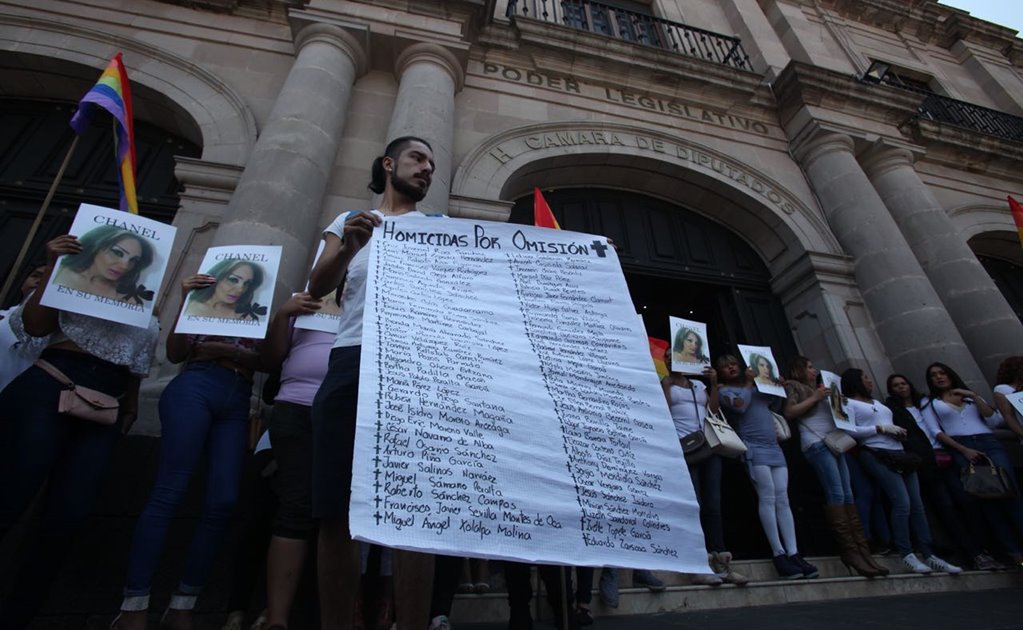 Colectivo LGBTTTI protesta frente a Cámara de Diputados en Toluca