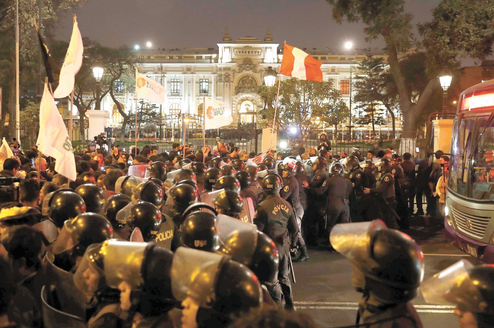 Crisis política en Perú, con dos presidentes