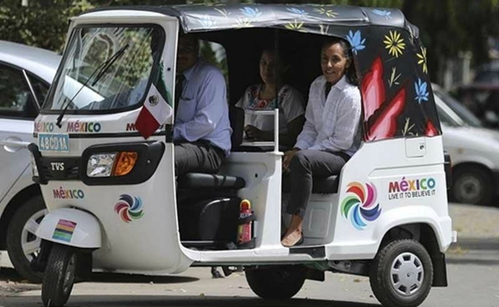 Embajadora mexicana en la India utiliza taxi chino como transporte