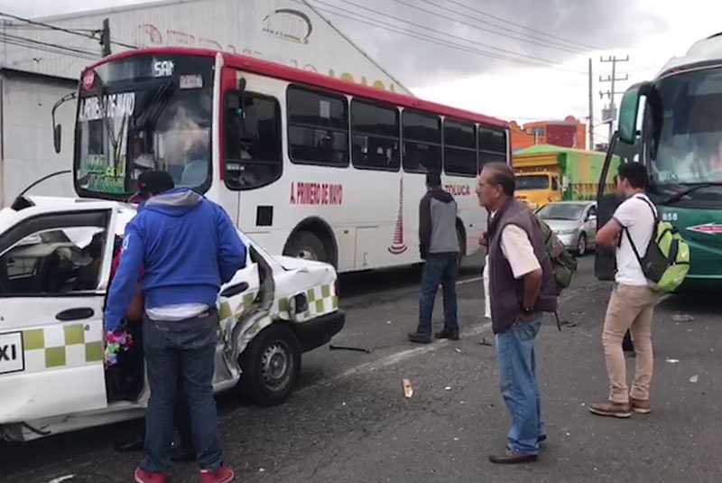 Taxi queda prensado tras chocar con autobús en la Toluca-Tenango