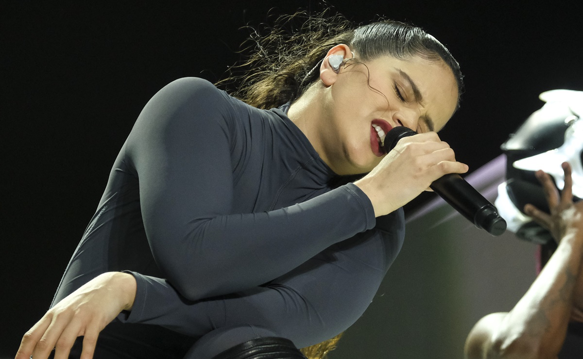 Rosalía rompe en llanto durante concierto en París por rompimiento con Rauw Alejandro