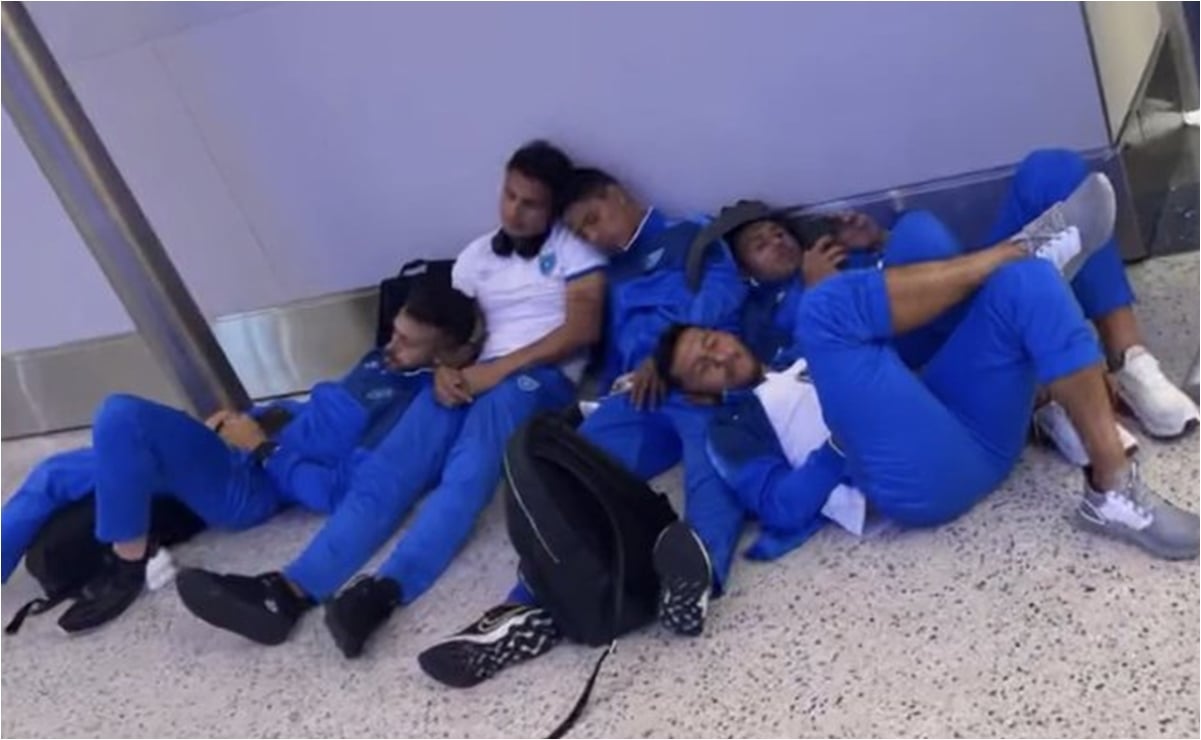 Jugadores de Guatemala, rival de la Selección Mexicana, durmieron en el aeropuerto de Houston