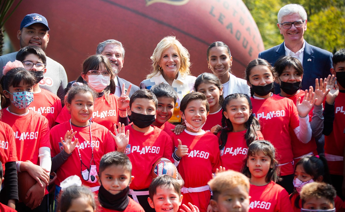 Jill Biden, primera dama de EU, comparte pasión por flag football con niños mexicanos