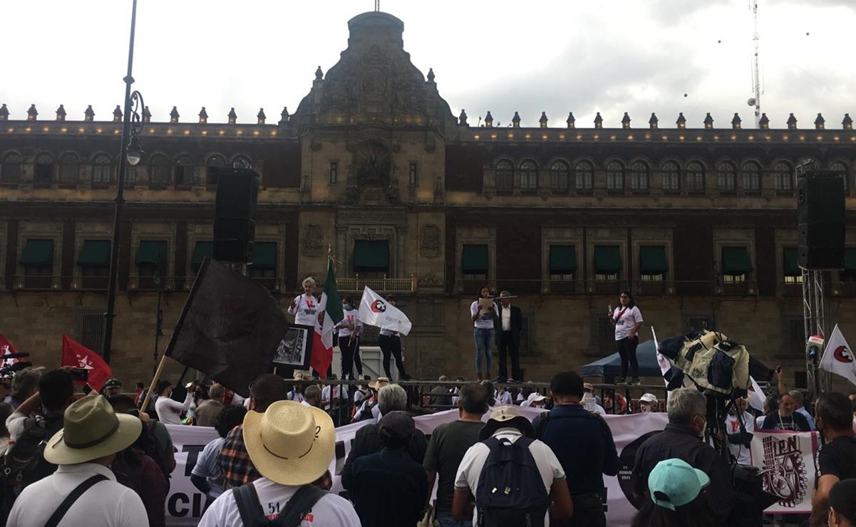 Marcha por 51 años del “Halconazo” llega al Zócalo, donde se presentará Silvio Rodríguez