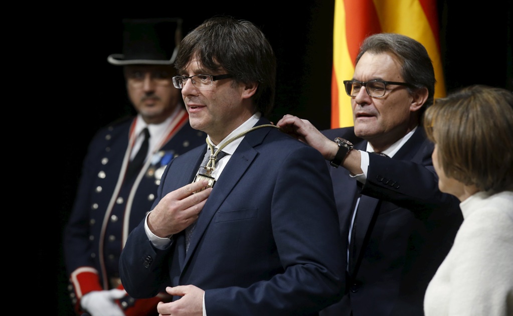 Cataluña: Asume Puigdemont sin jurar lealtad al rey