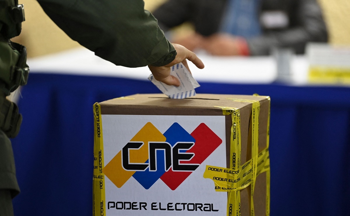 Cierran colegios electorales en Venezuela