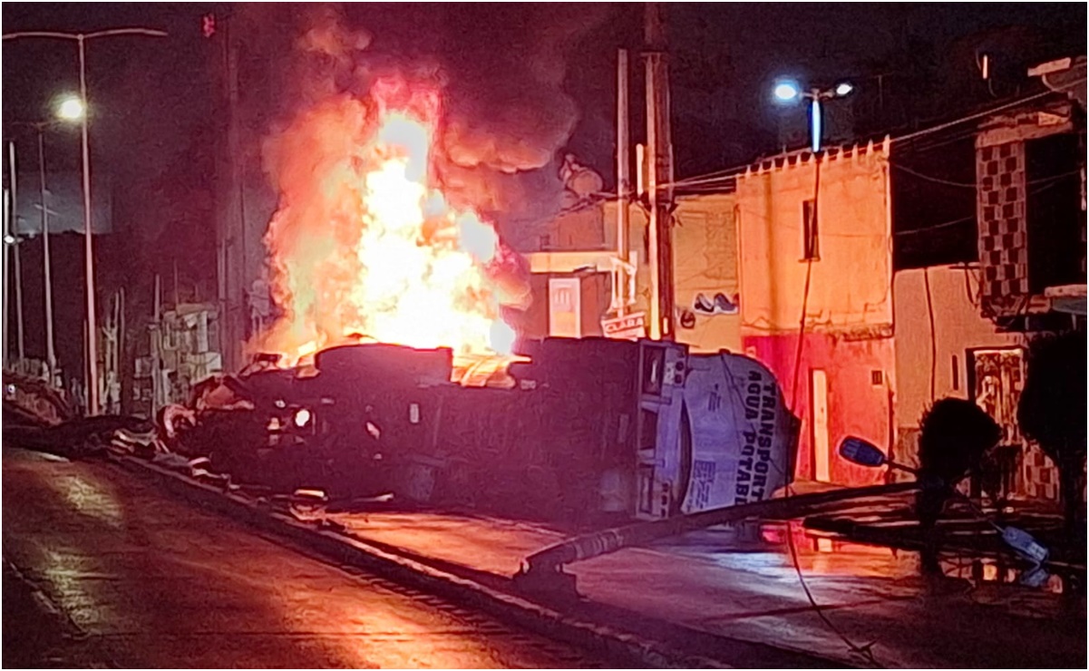 ¡Queda calcinada! Pipa de agua potable vuelca y se incendia en Circuito Interior; tras el impacto derriba luminarias