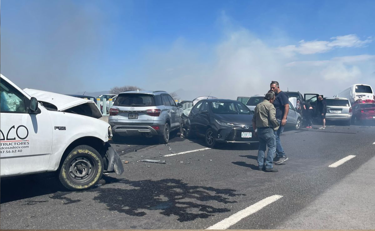 Humo por quema de pastizales provoca mega carambola en autopista Toluca-Naucalpan