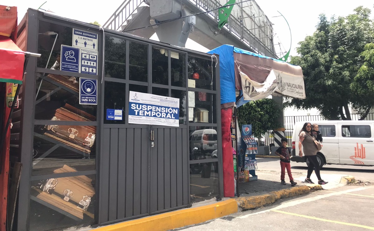 Venden ataúdes en puesto callejero en plena banqueta de avenida Gustavo Baz, Edomex