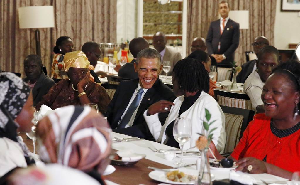 Obama se reúne con familia de su padre en Kenia