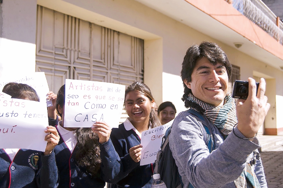 Con poesía denuncia abusos a migrantes