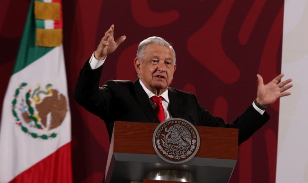 Afirma AMLO que Derbez y famosos fueron utilizados para campaña contra Tren Maya