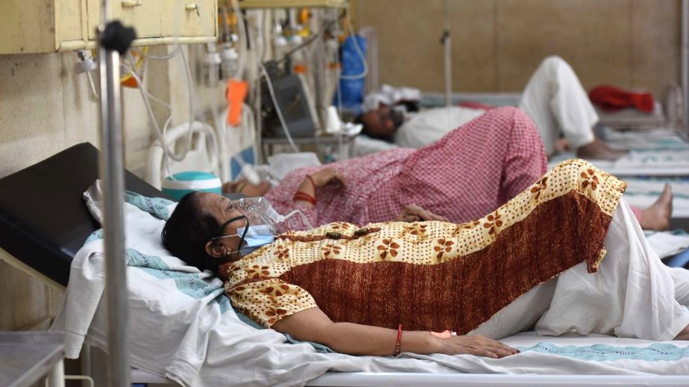 India supera los 300 mil casos diarios de Covid-19 mientras el oxígeno escasea