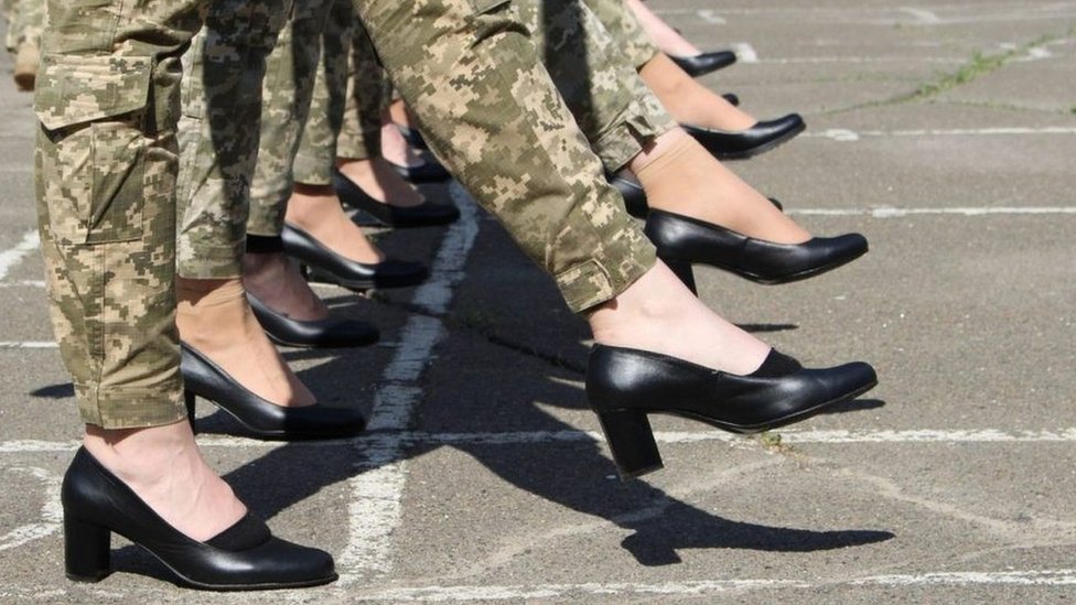 ¿Mujeres soldado marchando con tacones? Así es el polémico plan de Ucrania