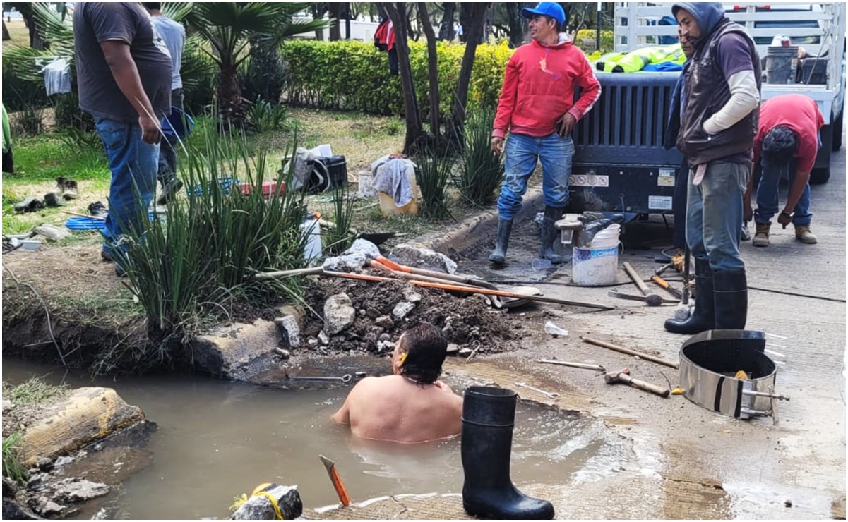 Trabajadores se echan “chapuzón” para reparar mega fuga de agua potable 