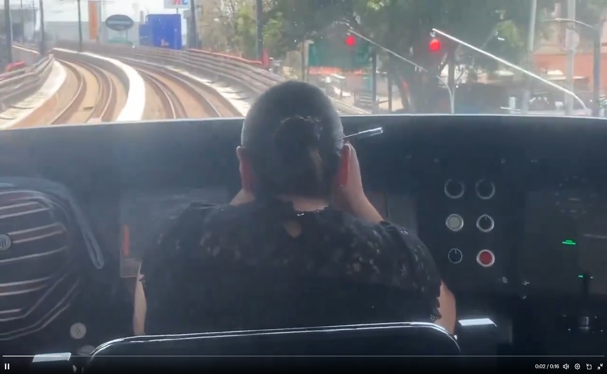 VIDEO: Captan a operadora del Metro CDMX maquillándose al mismo tiempo que conducía