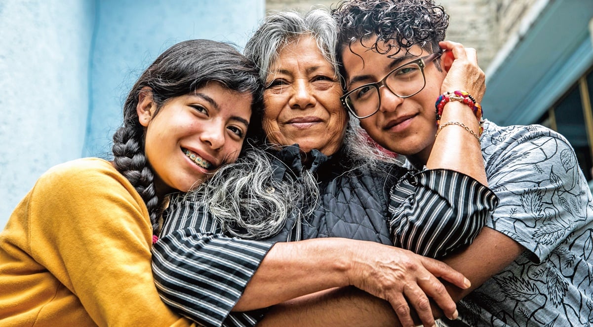 Hipótesis de la abuela: la conexión entre ellas y sus nietos es más fuerte que con los propios hijos 