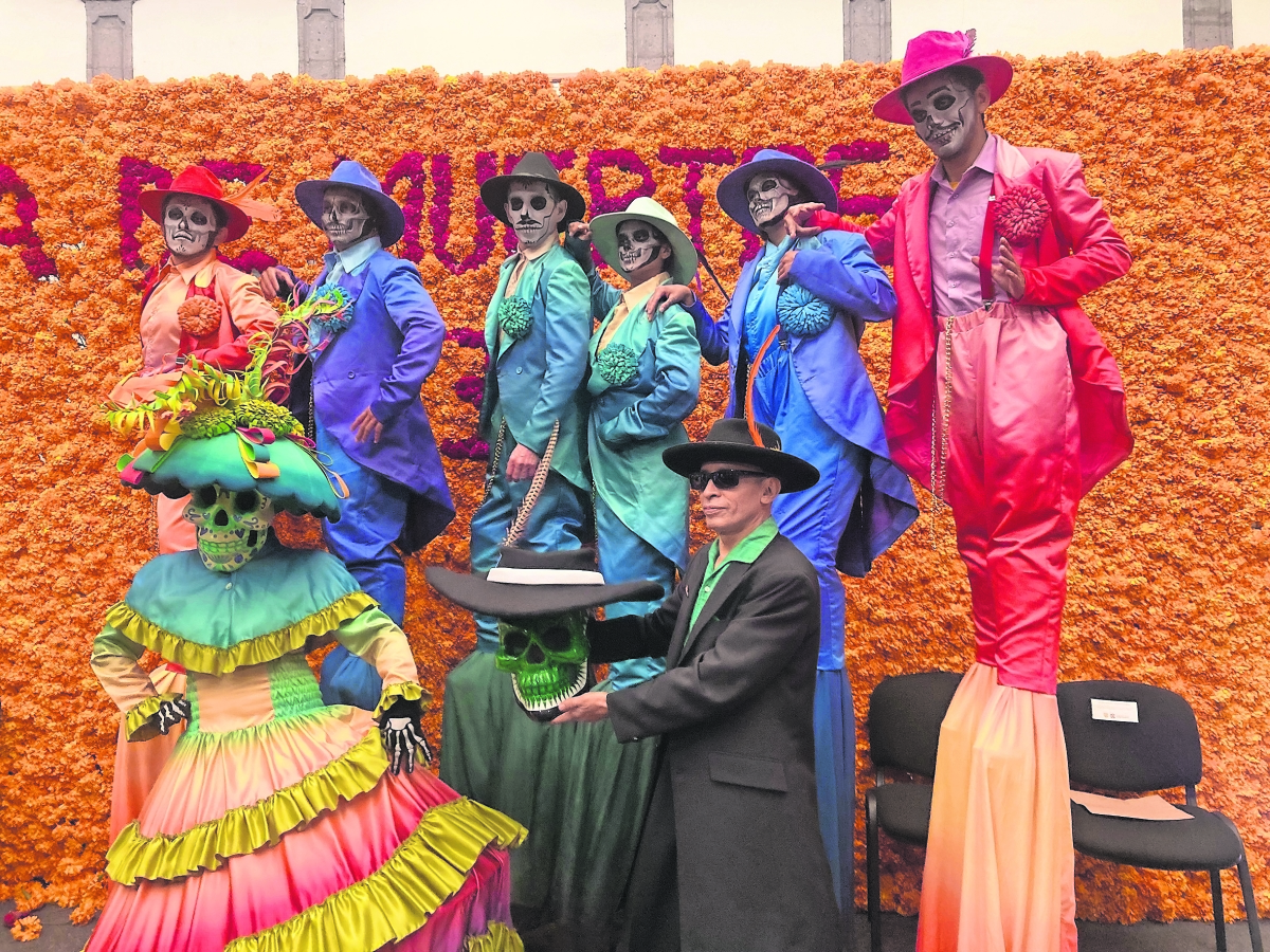 Maldita Vecindad lleva su taxi cocodrilo al Desfile de Muertos