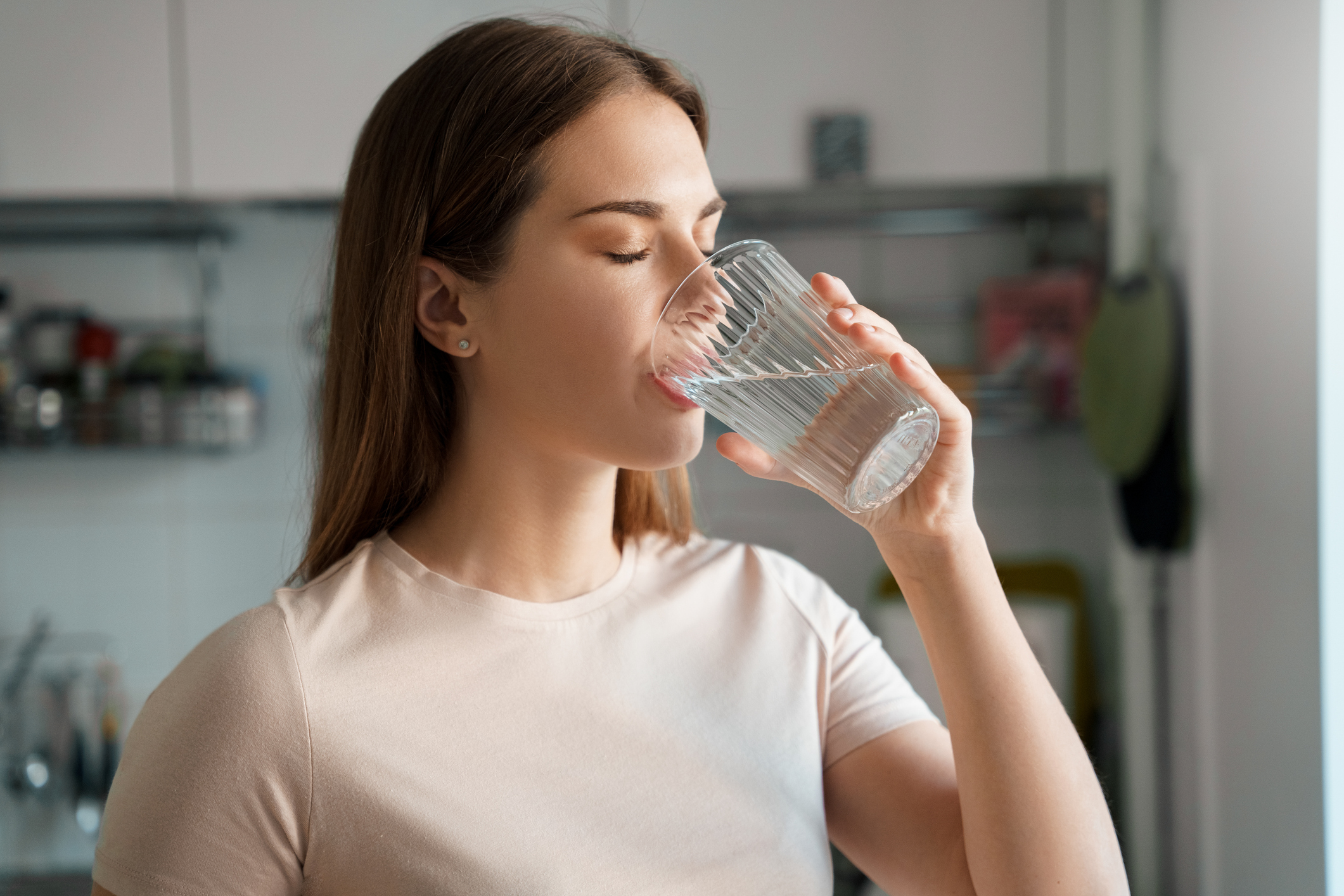 ¿Es mejor el agua alcalina o el agua purificada? Estos son sus beneficios, según Harvard 