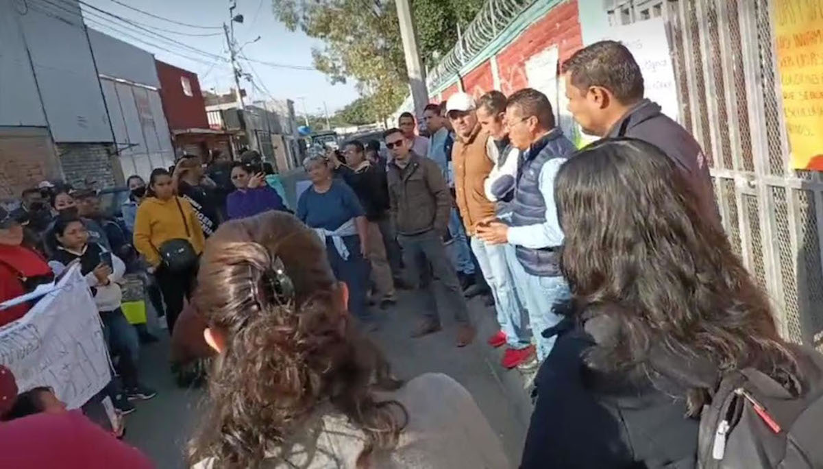 Bloquean Prolongación Pasteur para exigir infraestructura en primaria de Querétaro 